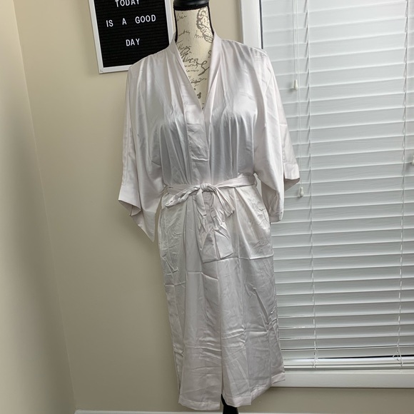 ❗️SOLD❗️Victoria’s Secret silk kimono robe - Picture 2 of 4